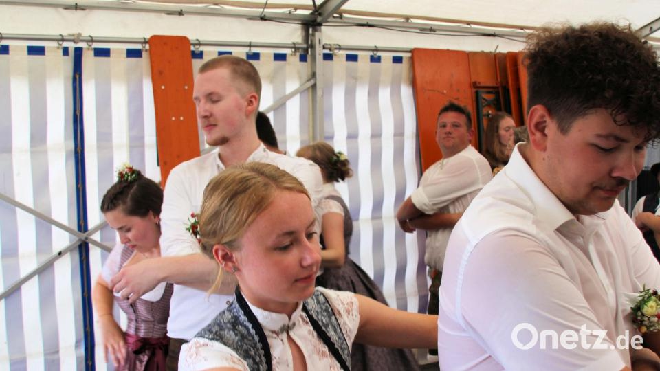 Die Kirwapaare führten ihre Tänze auf (bjo) Bild: bjo