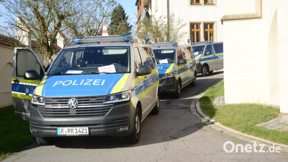 Vor den Zottbachtalschulen in Pleystein standen mehrere Einsatzfahrzeuge der Polizei. Bild: bey