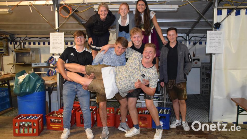 Wie man sieht, erwartet die Besucher auch heuer wieder ein bestens von Angelika Schöpf (hinten links) motiviertes Ausschank- und Bedienungsteam. Archivbild: swo