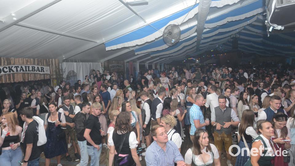 Zum letzten Mal war eine &quot;heiße Nacht&quot; angesagt - die Band &quot;Donnaweda&quot;lieferte dazu eine Supershow ab. Bild: bey
