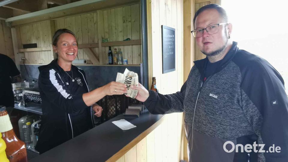 Einen &quot;Pulled Pork&quot; von TSV-Kassiererin Carina Kaiser probieren wollte auch Thomas Roth. Bild: gz