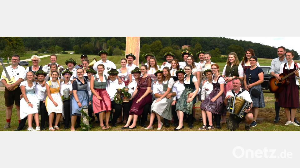 14 Kirwapaare sorgen in Aschach für stimmungsvolle Unterhaltung. Bild: sche
