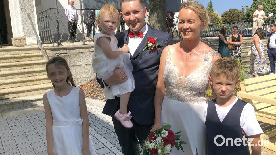 Nach der standesamtlichen Trauung läuteten in den Türmen von Maria Hilf die Hochzeitglocken für Daniela (geborene Mark) und Michael Wedlich. Begleitet wurde das Paar von den Kindern Luna (links), Maximilian (rechts) und - an Papas Arm - von Marlene, die nach der Messe getauft wurde. Bild: wro