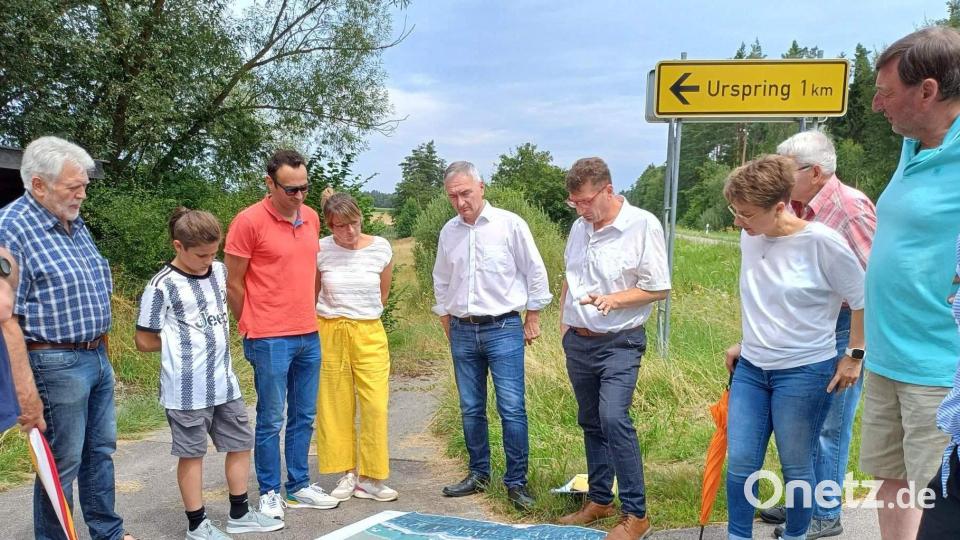 Auf Bitten der Eltern Sandro und Sonja Strazzacappa (Dritter und Vierte von links) organisiert Abgeordneter Harald Schwartz (Fünfter von links) einen Ortstermin. Baudirektor Stefan Noll (Sechster von links) vom Straßenbauamt erläutert die Planungen zur Reduzierung der Gefahren, denen die Nutzer der Urspringer Bushaltestelle ausgesetzt sind. Für die von den Eltern geforderten Verbesserungen setzen sich auch die Verkehrswachtvorsitzenden Hubert Ritz (links) und Martin Meier (rechts) ein. Bild: u