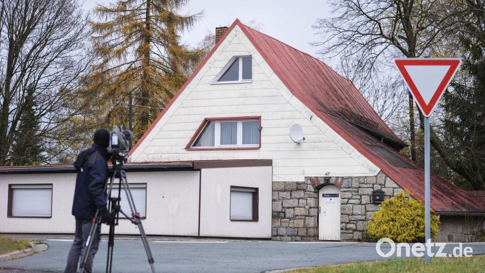 Das Haus in einem Ortsteil von Regnitzlosau im Landkreis Hof soll Rechtsextremen als Treffpunkt gedient haben. (Archivbild) Bild: picture alliance / dpa