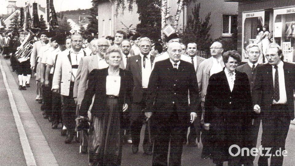 Der Festzug Anfang der Achtziger mit (von links) Festwirtin Hilde Böckl, dem damaligen Bürgermeister Richard Kocher, Brauereichefin Liesl Bauer und dem heutigen Festwirt Gerhard Böck. Bild: Archiv Manfred Bäumler