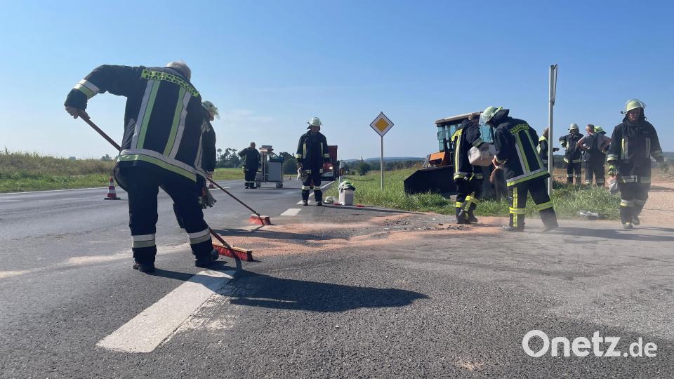 Die Feuerwehrleute kehrten das Bindemittel von der Fahrbahn, bevor sie die Staatsstraße wieder für den Verkehr freigaben. Bild: Nils Ganzmann