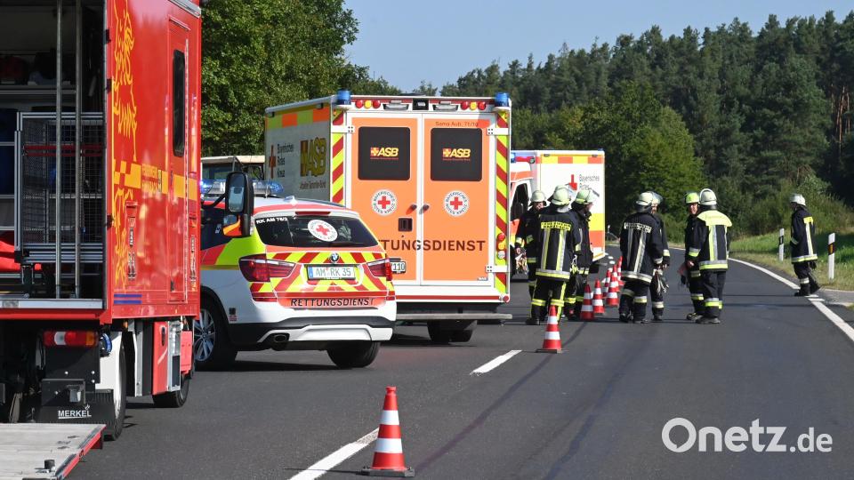 Zwei Rettungswagen brachten die Verletzten in das nächste Krankenhaus. Bild: gf