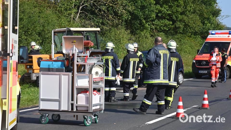 Einsatzkräfte der Feuerwehren Hahnbach und Süß reinigten die Unfallstelle. Bild: gf