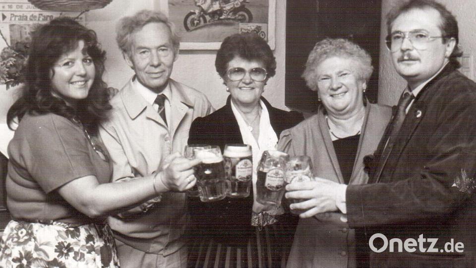 Brauereichefin Christa Bauer, Bürgermeister Michael Niederalt, Seniorchefin der Brauerei Bauer Liesl Bauer, Festwirtin Hilde Böckl und der heutige Festwirt Gerhard Böckl (von links) stoßen im Jahr 1992 auf eine zünftige Kirwa an. Bild: Archiv Bäumler