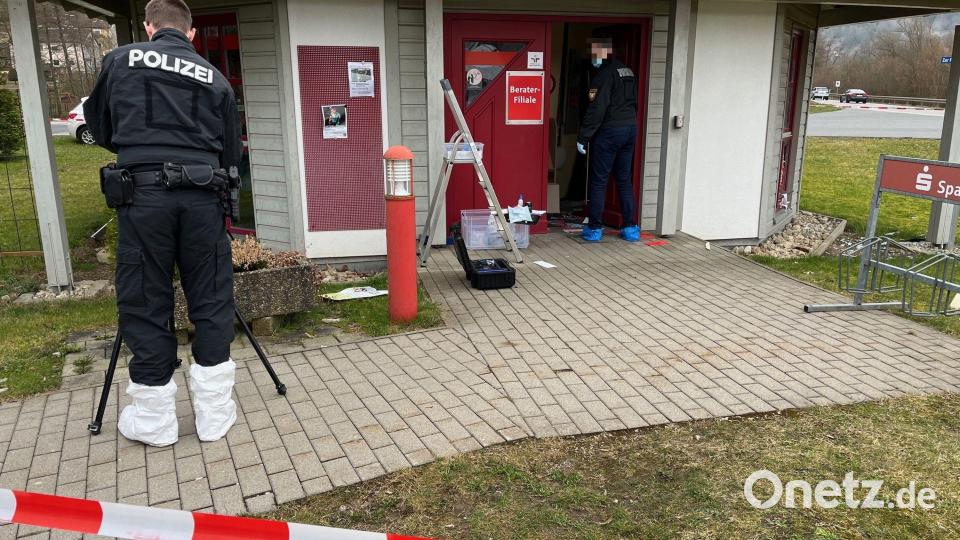 Die Polizei sicherte am Mittwochvormittag Spuren im und vor dem Bankgebäude in Weigendorf. Bild: Petra Hartl
