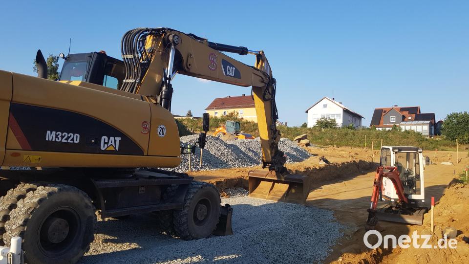 In Reuth entsteht ein neues Baugebiet mit 14 Parzellen. Die Arbeiten laufen auf vollen Touren. Bild: Benkhardt
