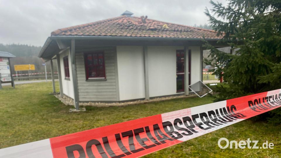 Die Polizei hat das Areal um die Bankfiliale abgesperrt. Bild: glb