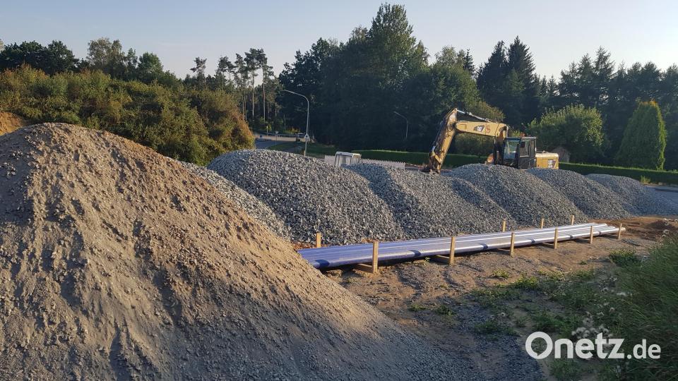 Noch bestimmen Schotterberge und Erdhügel das Bild. Die Gemeinde ist jedoch zuversichtich, dass noch heuer das erste Haus gebaut werden kann. Bild: Benkhardt