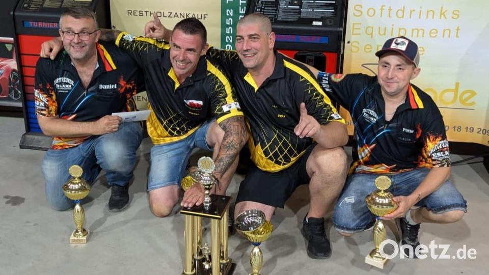 Beim &quot;501 Master Out Team&quot; sicherten sich den ersten Platz Fridrich Vladan und Petr Kvirka (Mitte) vom Dartclub Unterkotzau. Zweiter wurden Danjiel Lukic (links) und Benjamin Looser (rechts) von den Dartfreunden Eslarn. Bild: gz