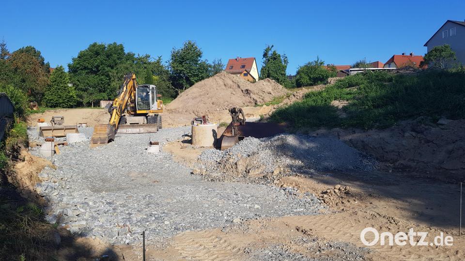 Der Kanal ist bereits verlegt, nun kommt die Wasserleitung dran. Bild: Benkhardt