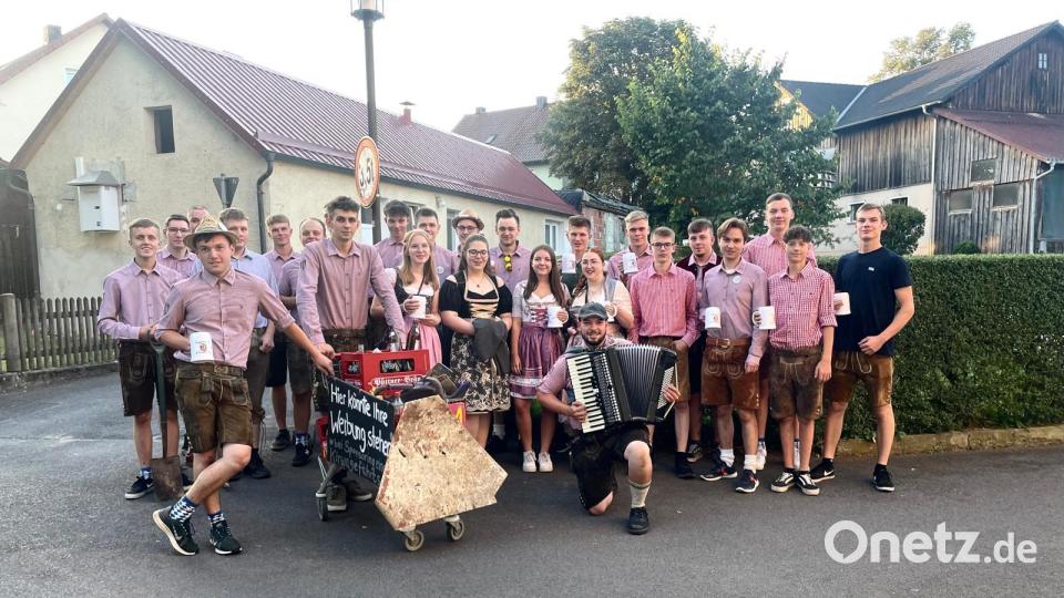 Der Kirwazug und das &quot;Derblecken&quot; haben in Oberbibrach einfach Tradition: Auch in diesem Jahr zogen Buben und Mädels unter den Augen vieler Besucher wieder durch den Ort. Bild: edo