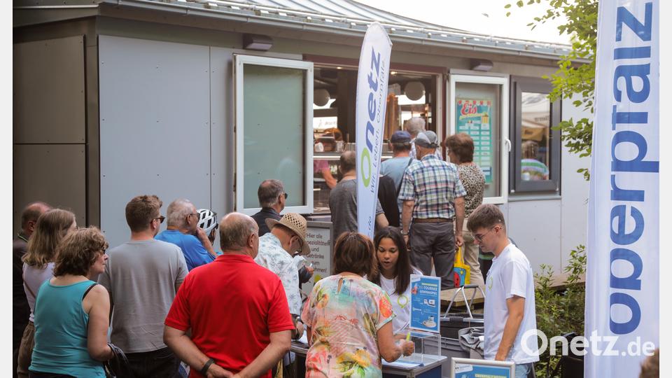 Bei der Eistournee von Oberpfalz-Medien im Amberger Café Rossini standen die Menschen Schlange für eine kostenlose Kugel Eis. Bild: Wolfgang Steinbacher