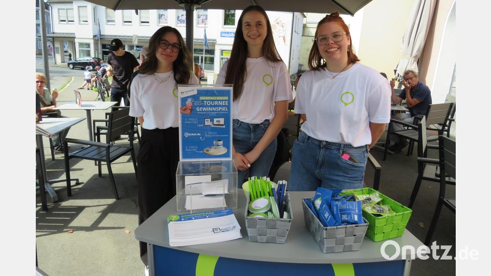 Bei der Eis-Tournee von Oberpfalz-Medien wurden an zehn Orten im Verbreitungsgebiet Gutscheine für jeweils eine Kugel Eis pro Person verteilt. Auch die Projektleiterin der Aktion Lara Sauer (links) und die Azubis Sophia Hummer und Lisa Stauß halfen mit. Bild: adj