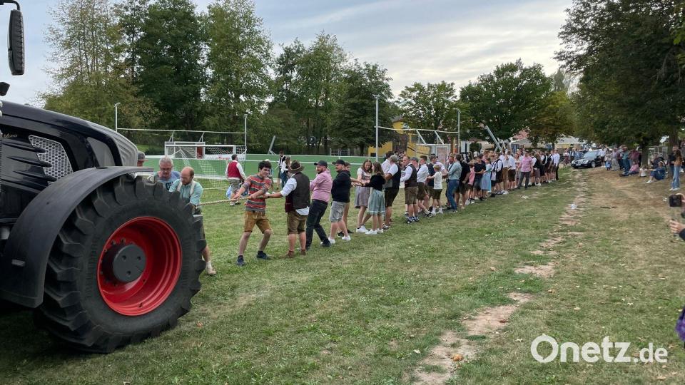Beim Seilziehen müssen die Oberbibracher ihre Kraft beweisen. Auch gegen so manch große Maschine. Bild: edo