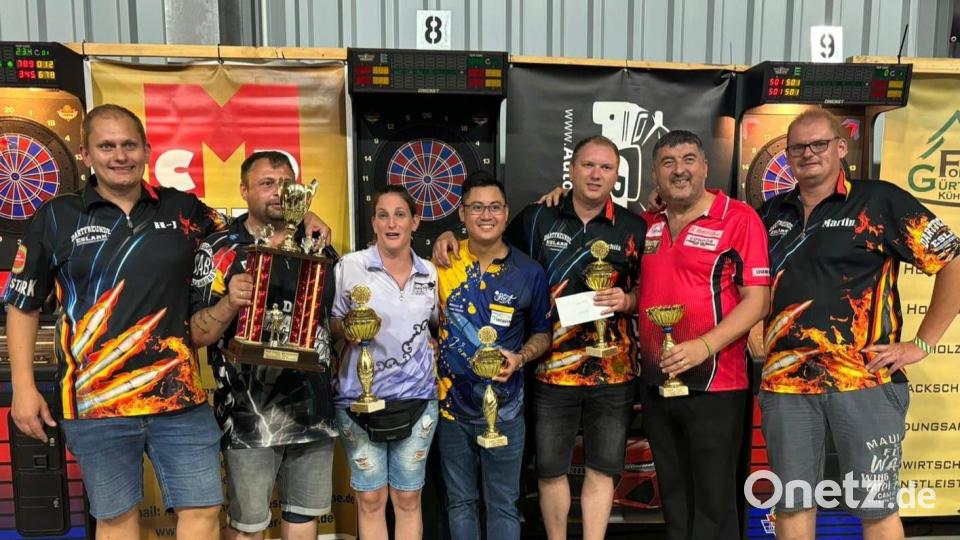 Der Vorsitzende Martin Bauer (von rechts) gratulierte nach dem Turnier &quot;501-Double-Out&quot; Mensur Suljovic (1. Platz), Vaclav Schieferdecker (3.), Rowby-John Rodriguez (2.) und der besten Dame Carina Zelt zu ihren Erfolgen. Den Siegerpokal an Suljovic überreichten zweiter Vorsitzender Thomas Bösl und Coach Hans-Jürgen Bauer. Bild: gz