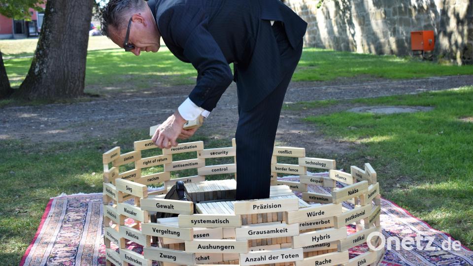 Der Künstler David Adam bei seinem Kunstprojekt &quot;Tabula Phrasa&quot; im Stadtpark. Bild: rgr