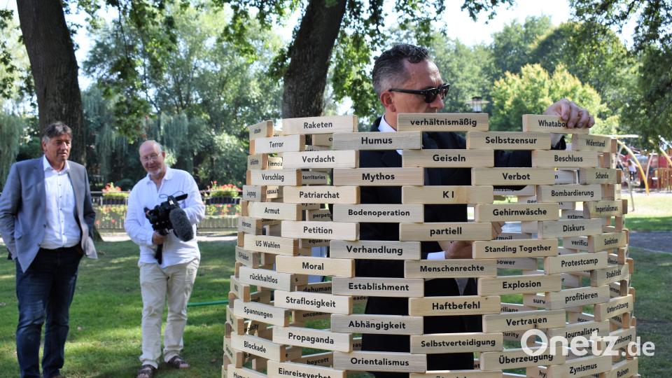 Auch Bürgermeister Edgar Knobloch (links) schaute sich das Kunstobjekt an. Mit im Bild ist Kurator Peter Kees. Bild: rgr