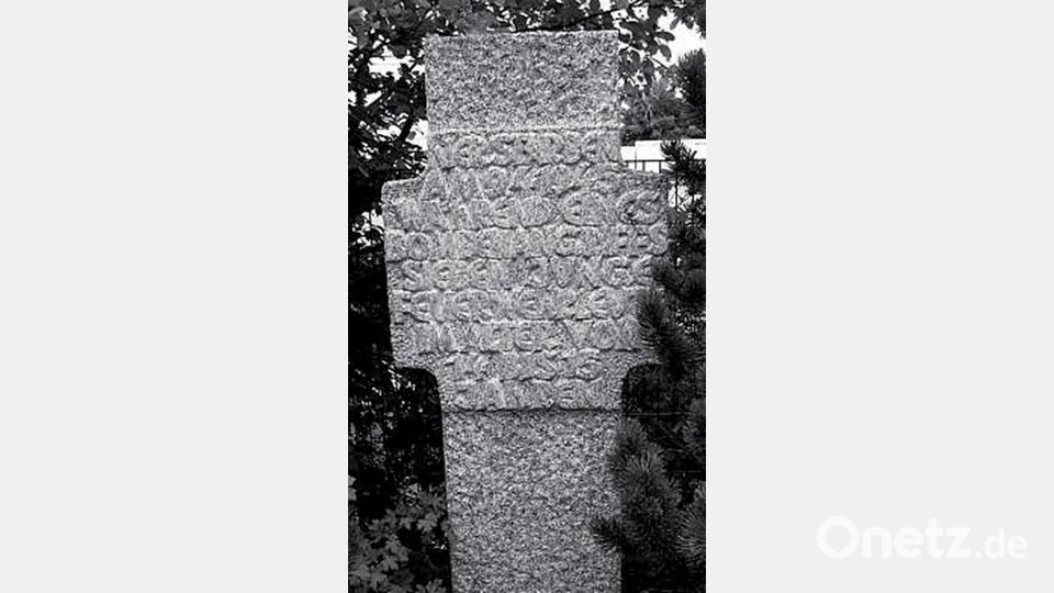 Der Gedenkstein trägt die Inschrift: „Hier starben am 9.4.1945 während eines Bombenangriffs sieben junge Feuerwehrleute in Alter von 14 bis 15 Jahren.“ Bild: Dieter Dörner/exb