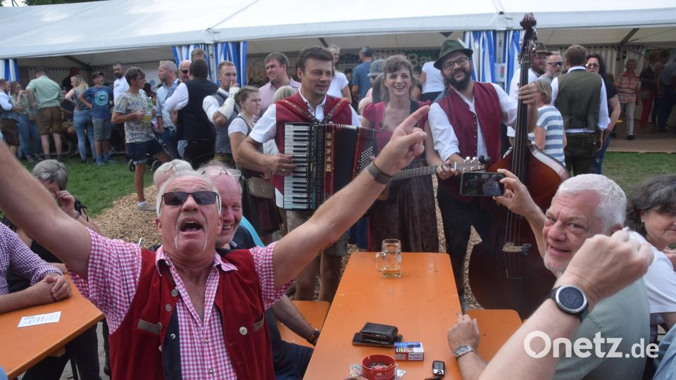 Beste Stimmung auf der Weißenbrunner Kirwa ist quasi garantiert. Die Besucher genießen alljährlich das Fest in vollen Zügen. Archivbild: fz