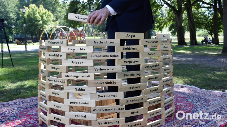 Der Künstler David Adam bei seinem Kunstprojekt &quot;TABULA PHRASA&quot; im Stadtpark. Bild: rgr