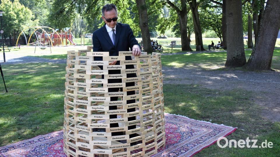Der Künstler David Adam bei seinem Kunstprojekt &quot;TABULA PHRASA&quot; im Stadtpark. Bild: rgr
