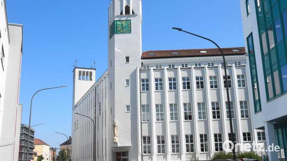 Der Uhren-Turm des einstigen Witt-Kaufhauses in Weiden zeigt sich eher expressionistisch, der hintere Turm im Baustil der Neuen Sachlichkeit. Bild: Gabi Schönberger