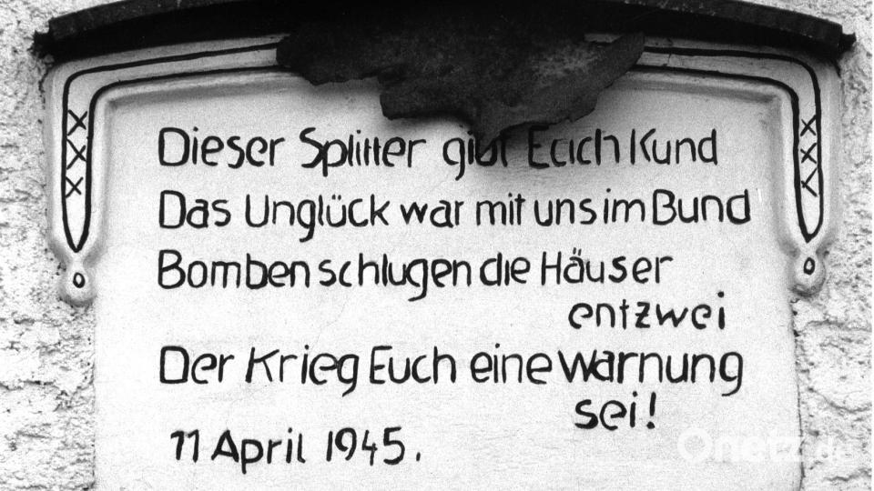 Eine Gedenktafel erinnert an die Bombenangriffe auf Amberg. Bild: Alexander Unger