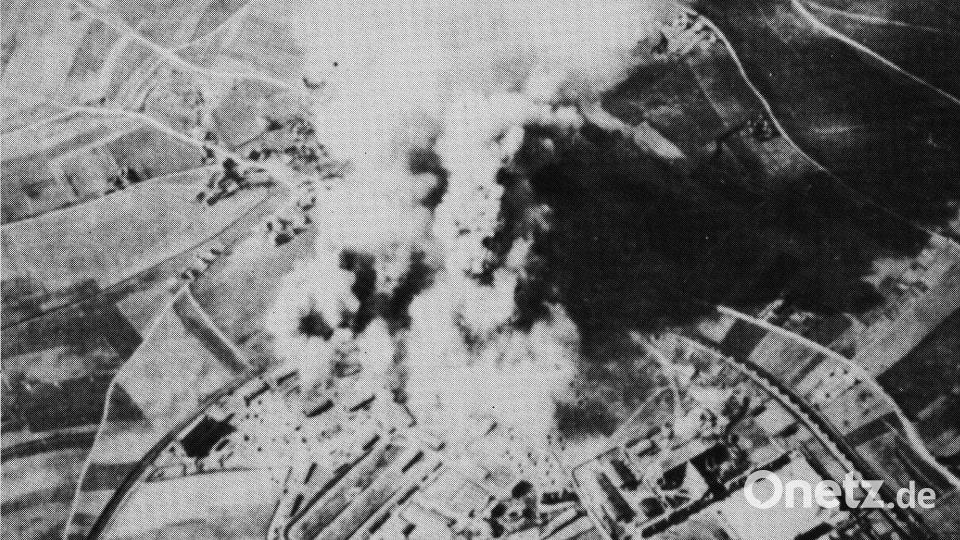 Eine Aufnahme der amerikanischen Luftwaffe unmittelbar nach dem Angriff auf Amberg. Deutlich zu erkennen ist das Heereszeugamt, von dem dicke Rauchwolken aufsteigen. Bild: Archiv Feuerwehr Amberg
