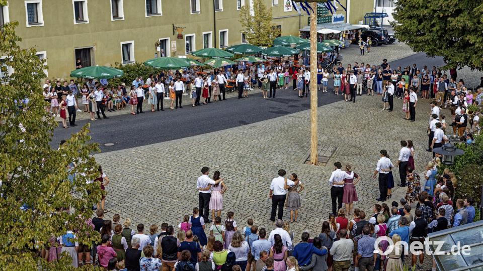 Nach altem Brauch wird in Freudenberg wieder der Kirwabaum ausgetanzt. Archivbild: gri