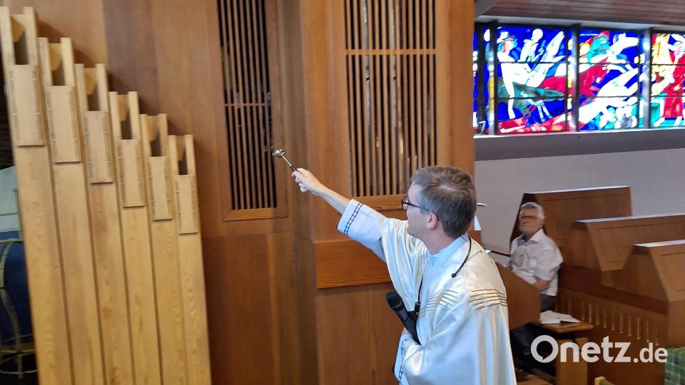 Pfarrer Thomas Kopp segnet die sanierte Orgel in der Pfarrkirche in Altenstadt/WN. Bild: Ernst Wawra/exb
