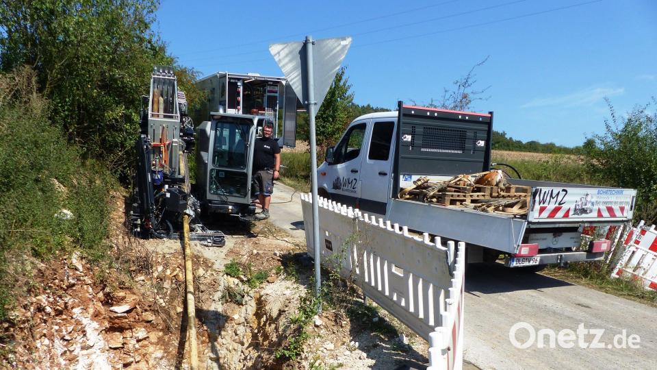 Maschinenführer Christian Bronnhuber von der Firma WMZ schafft mit einem Spülbohrgerät derzeit einen Kabelkanaldurchlass unter der Gemeindeverbindungsstraße zwischen Utzenhofen und Umelsdorf. Bild: jp