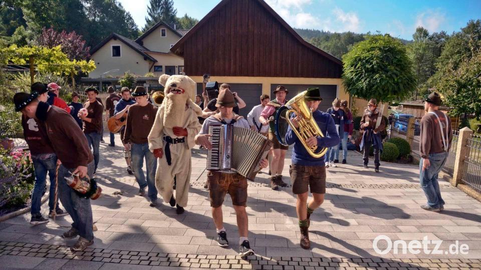 Am Kirwamontag ist in Freudenberg wieder der Kirwabär unterwegs. Archivbild: gri