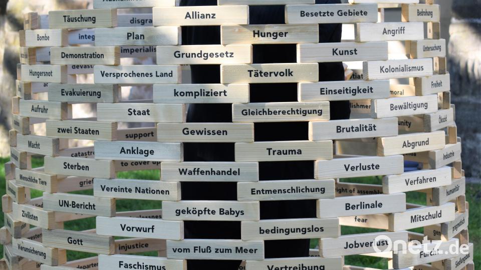 Der Künstler David Adam bei seinem Kunstprojekt &quot;TABULA PHRASA&quot; im Stadtpark. Bild: rgr