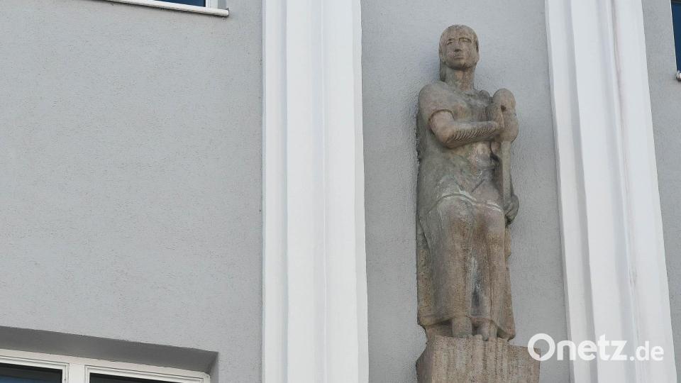 Mehrere Plastiken schmücken die Fassade des Witt-Kaufhauses in Weiden. Sind es Allegorien für Familie, Landwirtschaft oder Handwerk? Bild: Gabi Schönberger