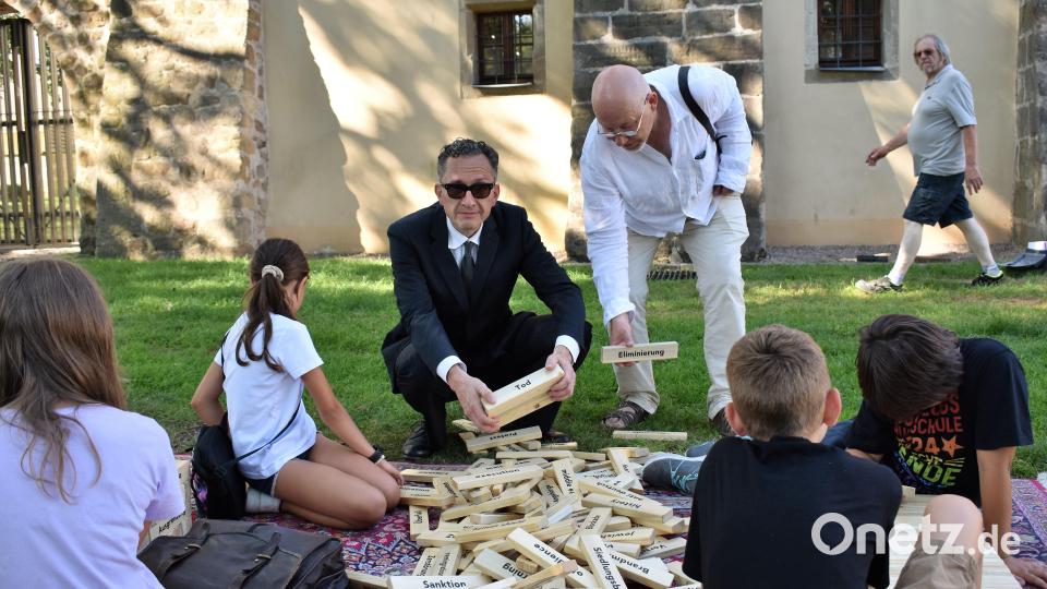 Kinder haben David Adam geholfen, die Begriffe zu stapeln. Bild: rgr