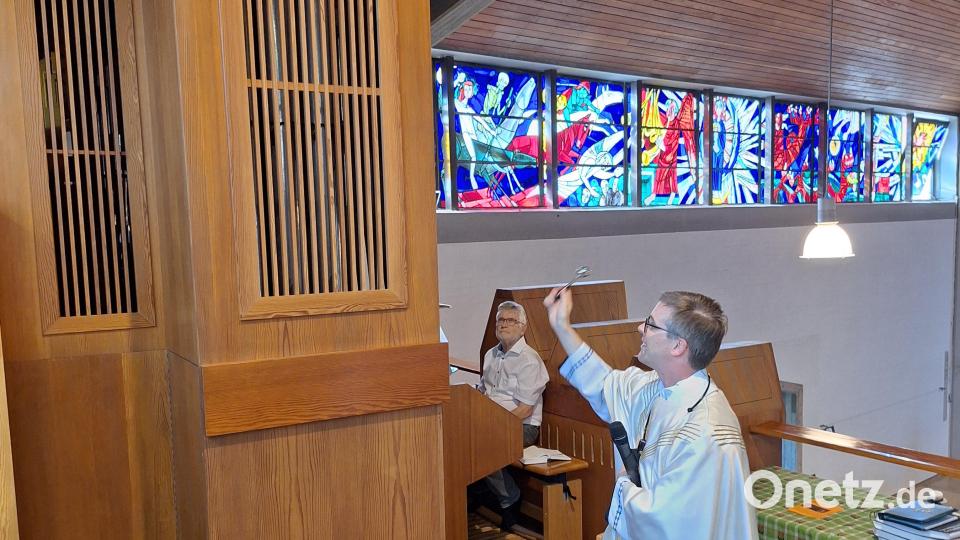 Pfarrer Thomas Kopp segnet die sanierte Orgel in der Pfarrkirche in Altenstadt/WN. Bild: Ernst Wawra/exb