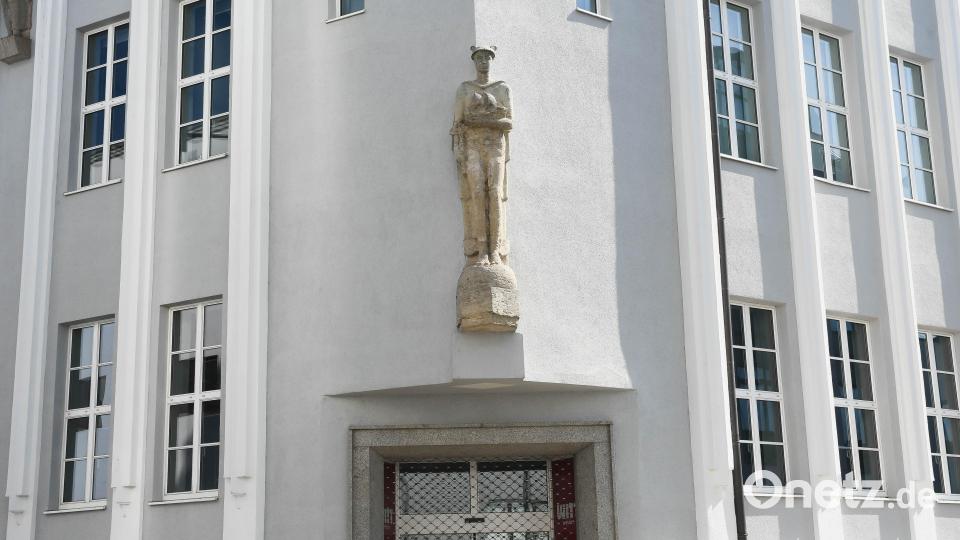 Mehrere Plastiken schmücken die Fassade des Witt-Kaufhauses in Weiden. Sind es Allegorien für Familie, Landwirtschaft oder Handwerk? Bild: Gabi Schönberger