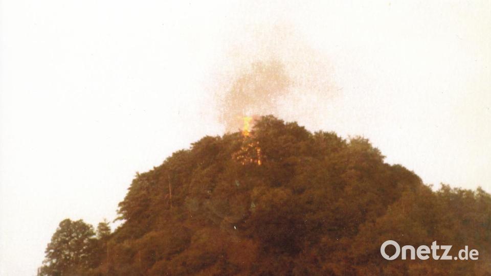 30. Juni 1984: Ein Feuer zerstört den Aussichtsturm auf dem Rauhen Kulm. Archivbild: Schricker/exb