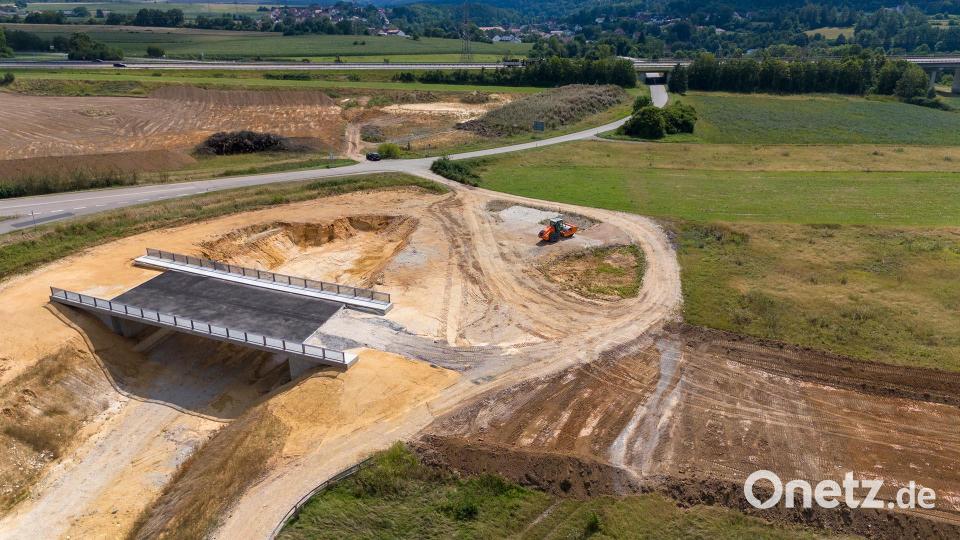 Von der bereits fertigen Brücke für die Westumgehung nahe der Autobahnanschlussstelle "Amberg Süd" bei Theuern werden die Erdbauarbeiten nun Richtung Vils vorangetrieben. Archivbild: hbe