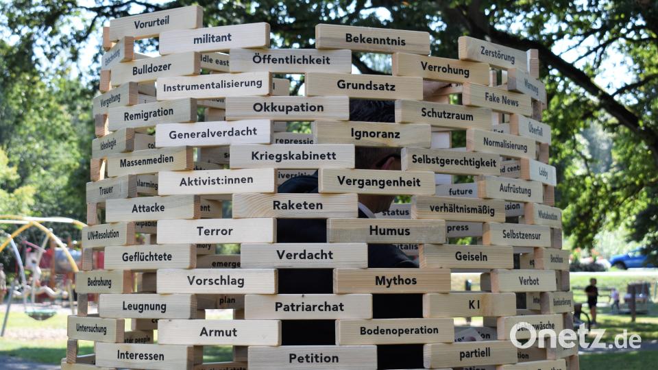 Der Künstler David Adam bei seinem Kunstprojekt &quot;TABULA PHRASA&quot; im Stadtpark. Bild: rgr