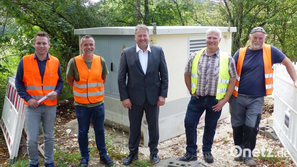 Die Beteiligten freuen sich, daß im Utzenhofener Tal die 20-kV-Freileitung abgebaut und die Stromkabel in die Erde verlegt werden, was die Stromversorgung sicherer und zukunftsfähiger macht. Von li. Fabian Hartmann und Jürgen Hauer von der Bayern Netz GmbH, Bürgermeister Stefan Braun und 2 Arbeiter der Fa. Rubenbauer aus Amberg . Bild: jp