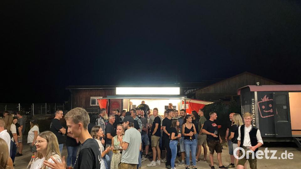 Das Partyvolk beim Wurzer O&#039;Schnitt am Freitag. Bild: dus