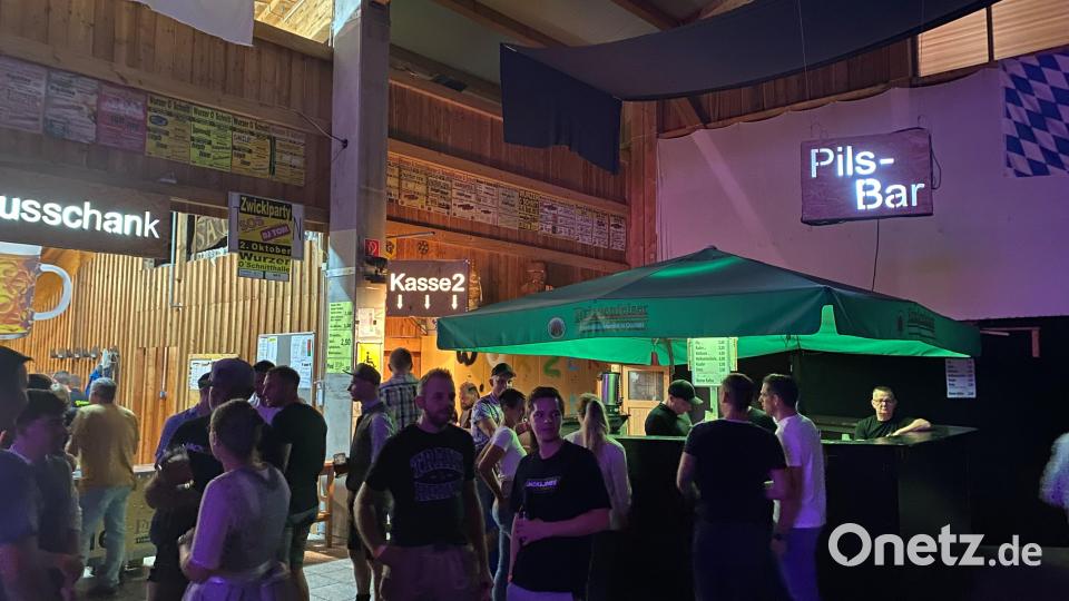 Die Bar ist gut besucht. Bild: dus