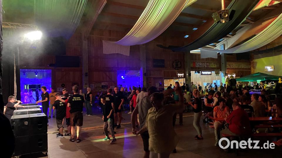 Tanzen und Feiern beim Wurzer O&#039;Schnitt. Bild: dus